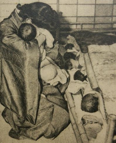 Những nạn nh&acirc;n nhỏ tuổi đang thoi th&oacute;p tại bệnh viện Kotobuki sau khi vụ việc bị phanh phui.