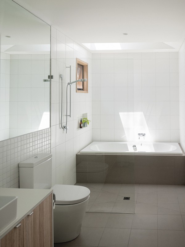 Phòng tắm thiết kế đơn giản với đầy đủ công năng cần thiết giúp mọi người thoải mái sử dụng.