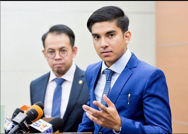 Là người có ngoại hình ưa nhìn và ứng đối nhanh, Bộ trưởng Syed khá có tiếng trong cộng đồng tranh luận trước khi gia nhập chính trường.