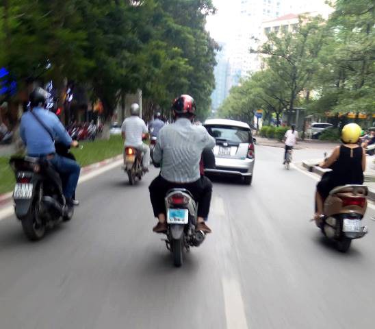 Nhiều người phản ứng với hành vi che biển số xe của lái xe GrabBike.