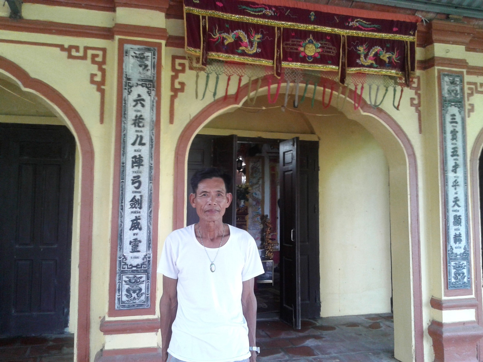  Thủ từ Nguyễn Xu&acirc;n Tụng kể chuyện nhiều người phụ nữ đến ng&ocirc;i đền ba gian n&agrave;y khẩn cầu đức lang qu&acirc;n bỏ rượu, tu ch&iacute; l&agrave;m ăn.     Ảnh: Ngọc Tuấn 