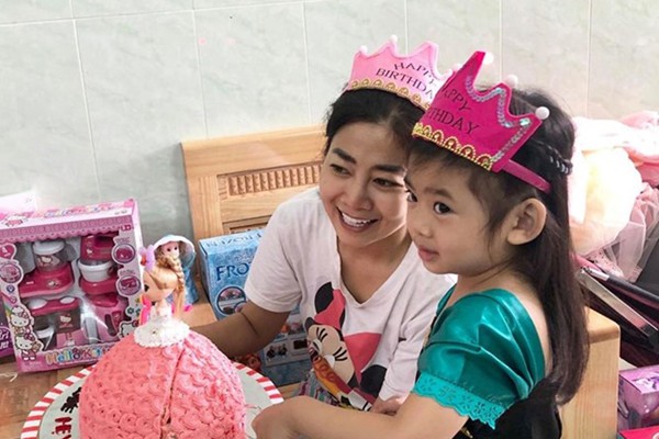 
Mẹ con gái Mai Phương vui vẻ tổ chức sinh nhật trong bệnh viện.
