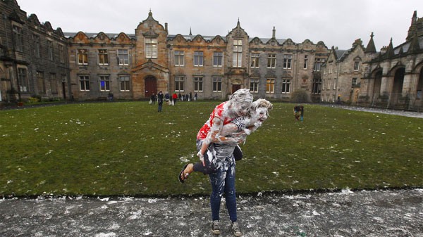 Sinh viên đại học St Andrews vui đùa trong cuộc chiến xà phòng