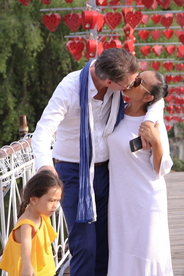 Khi đang dạo chơi ở cầu Tình Yêu, ông xã bất ngờ tặng một nụ hôn cho Đoan Trang trước mặt con gái và êkíp ghi hình.