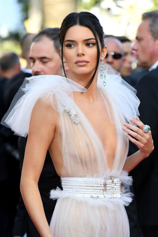 Dự Liên hoan phim Cannes 2018, Kendall diện bộ cánh làm từ chất liệu vải xuyên thấu mỏng manh. Cô không hề sử dụng áo lót hay miếng dán ngực, chẳng ngại ngần tạo dáng giữa hàng trăm ống kính.