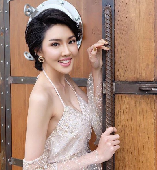 Kay Lederer có tiếng trong giới người mẫu khi từng đoạt danh hiệu Á quân Next Top Model 2012, giải phụ tại Hoa hậu Thái Lan 2012, đăng quang ở Miss Supercar 2013. Sau các giải thưởng này, Kanyakorn Supakarnkacharoen thường xuất hiện trên các ấn phẩm tạp chí gợi cảm. Bên cạnh vai trò người mẫu, cô còn quản lý một trung tâm thẩm mỹ.