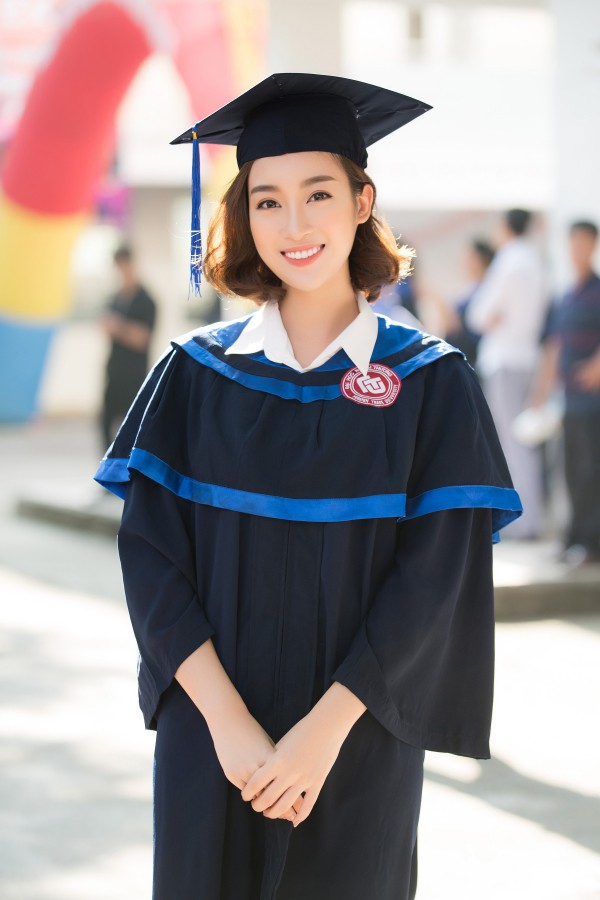 Sáng 15/9, Hoa hậu Việt Nam 2016 Đỗ Mỹ Linh nhận bằng tốt nghiệp Đại học Ngoại thương. Người đẹp 22 tuổi khoe nhan sắc rạng rỡ trong trang phục cử nhân.