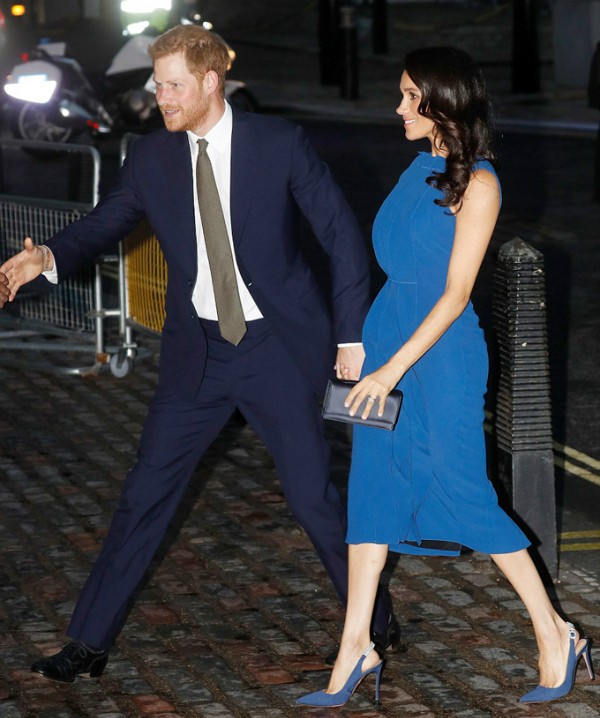 Vợ chồng Hoàng tử Harry và Meghan nắm tay nhau đến dự buổi hòa nhạc đánh dấu gần một thế kỷ kết thúc Thế chiến I ở Trung tâm Hội nghị Central Hall Westminster, London, tối 6/9. Ảnh: AP.