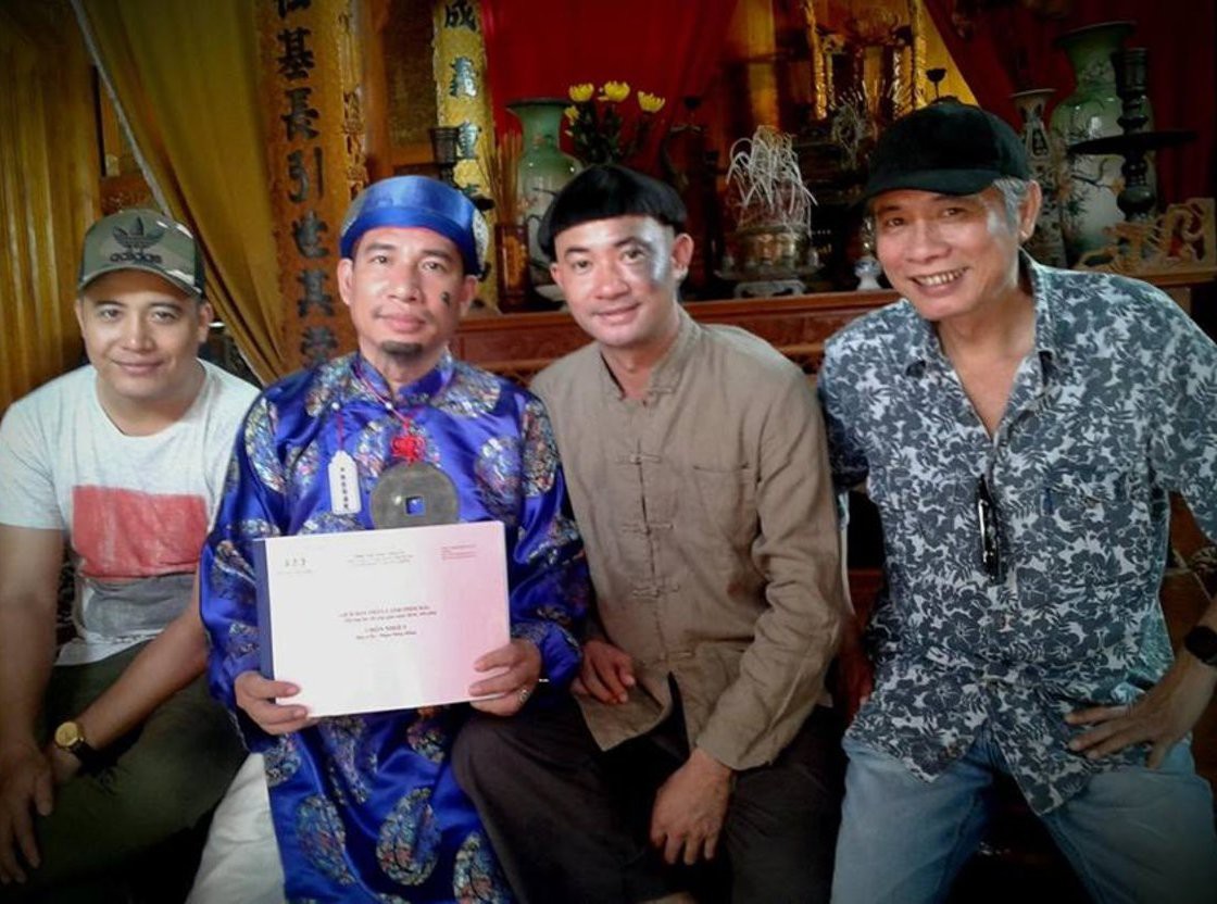 Đạo diễn Phạm Đ&ocirc;ng Hồng v&agrave; c&aacute;c diễn vi&ecirc;n tr&ecirc;n phim trường. Nhiều năm nay, &ocirc;ng l&agrave;m phim h&agrave;i d&acirc;n gian ph&aacute;t v&agrave;o dịp tết.