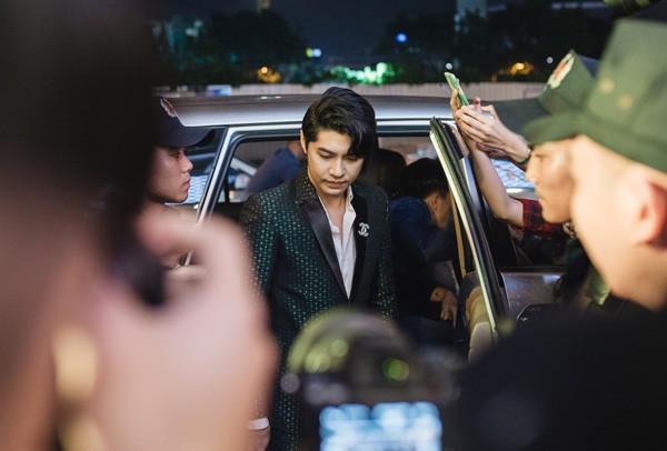 Tối 14/9, Noo Phước Thịnh là khách mời đặc biệt trong buổi khai trương một thương hiệu thẩm mỹ ở Hà Nội. Khi nam ca sĩ vừa bước xuống xe, hàng trăm người hâm mộ không ngừng hò reo, cổ vũ.