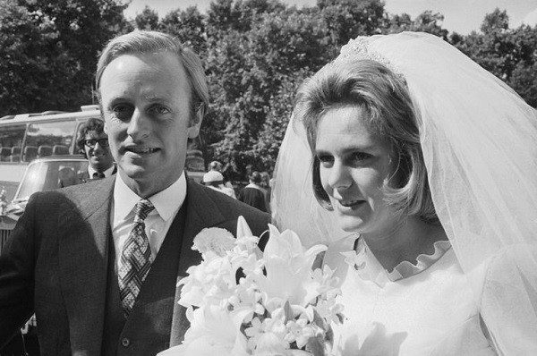 Đám cưới của bà Camilla với sĩ quan Andrew Parker Bowles năm 1973