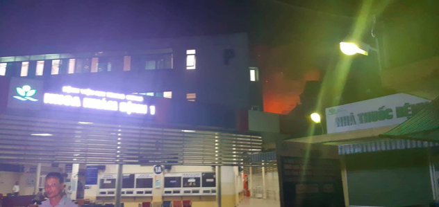 Cháy lớn lan san Bệnh viện Nhi Trung ương. Ảnh: VTV