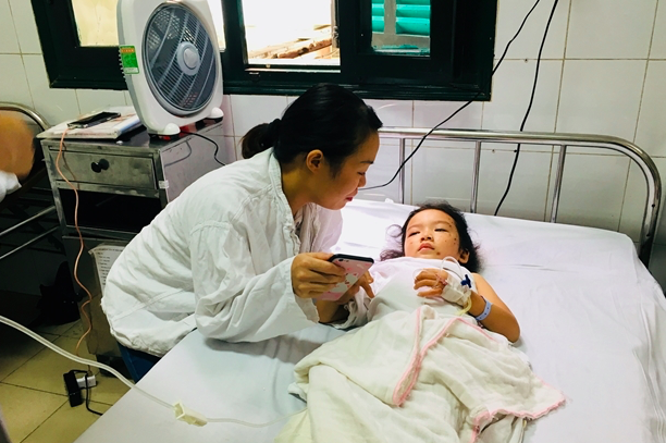 
Bé Phạm Thu Hà đang được điều trị tích cực tại khoa Phẫu thuật chi dưới, Bệnh viện Việt Đức. Ảnh: BVCC
