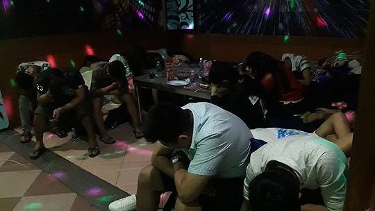 
Các thanh niên sử dụng ma túy đá tại quán karaoke Zone 9 (Lê Chân - Hải Phòng)
