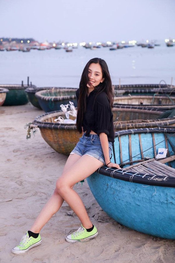 
Tiểu Vy không cầu kỳ trong cách ăn mặc nhưng cô luôn biết cách tôn ưu điểm hình thể, đồng thời tạo thiện cảm bằng thần thái rạng rỡ.
