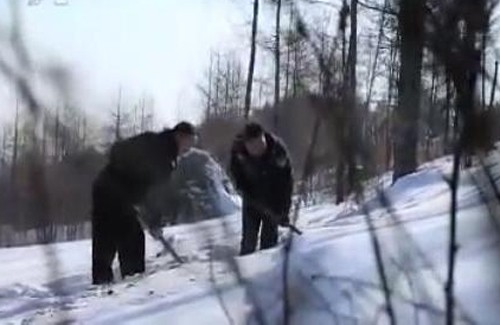 
Cảnh sát tìm thi thể Quân trên triền núi tuyết.
