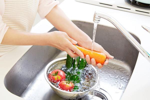 Không nên rửa rau trước vòi nước.