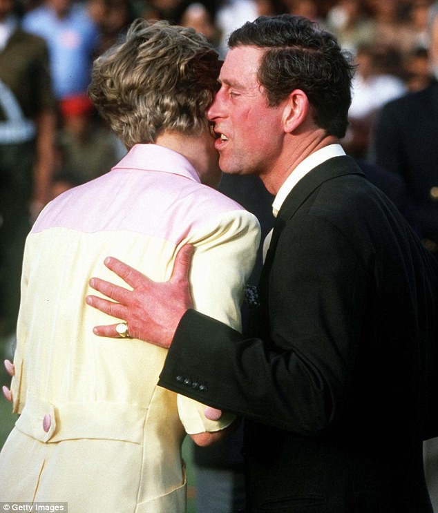 Lần khác Công nương Diana khéo léo né tránh nụ hôn của chồng trong trận đấu polo.