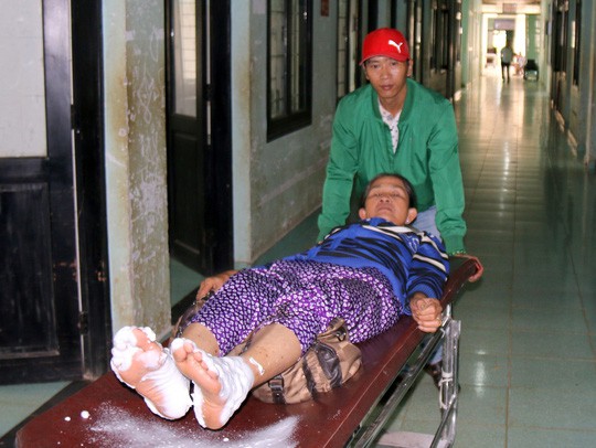 
Bà Kính bị phỏng trong lúc cứu con
