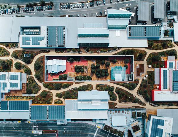 Toàn cảnh tòa nhà MPK21 từ trên xuống với khu vườn rộng 14.000 m² bao quanh và hàng loạt cây gỗ đỏ trồng bên trong khuôn viên