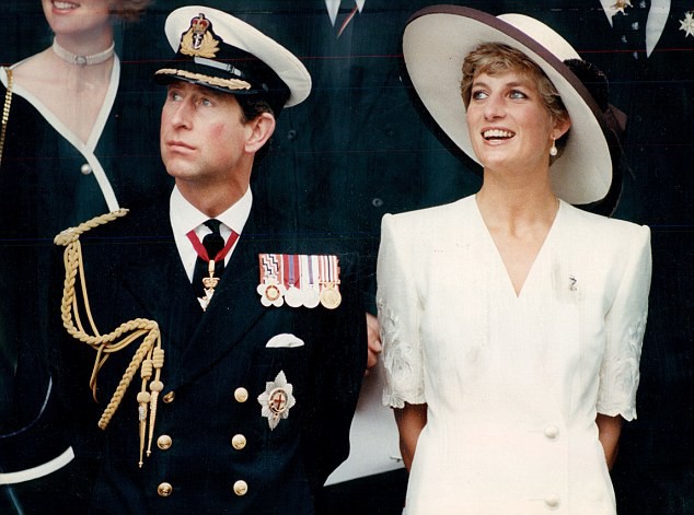 Công nương Diana cười nói trong khi Thái tử Charles vẫn giữ nguyên vẻ mặt lạnh lùng khi đứng cạnh vợ.