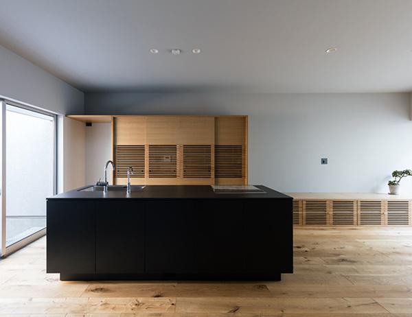 Dựa trên sàn màu gỗ nhạt, một chút chấm phá với gam màu đen tạo nên một góc nhìn rất đặc biệt cho căn bếp