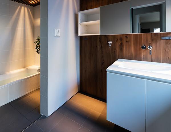 Phòng tắm được thiết kế theo phong cách tối giản hiện đại cùng với tông màu trắng sáng chủ đạo mang đến một không gian tinh tế