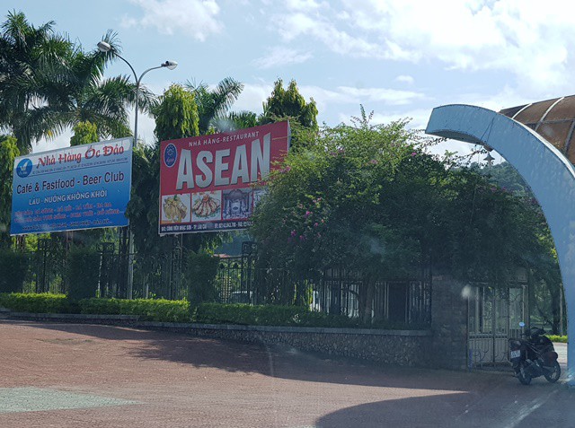 
Những tấm biển quảng cáo nhà hàng được treo hoành tráng trước cổng công viên Nhạc Sơn. Ảnh: PV
