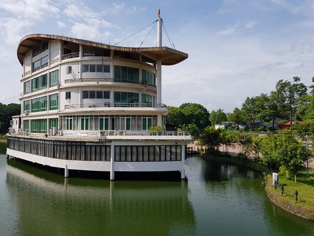 
Nhà hàng ốc đảo và Viet Plaza nằm ở trung tâm công viên Nhạc Sơn bốn bề xung quanh là hồ.
