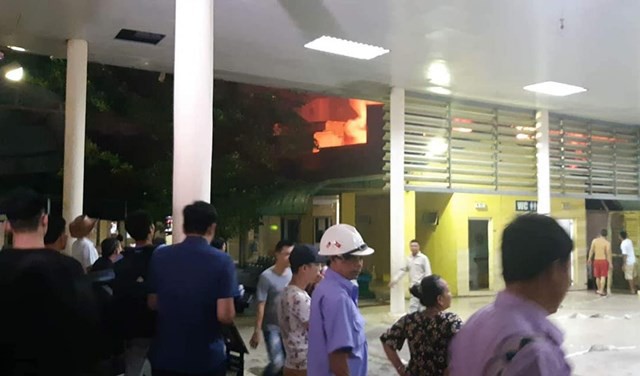 
Bệnh viện Nhi Trung ương tiến hành sơ tán bệnh nhân, tài sản ở khu vực gần vụ cháy.
