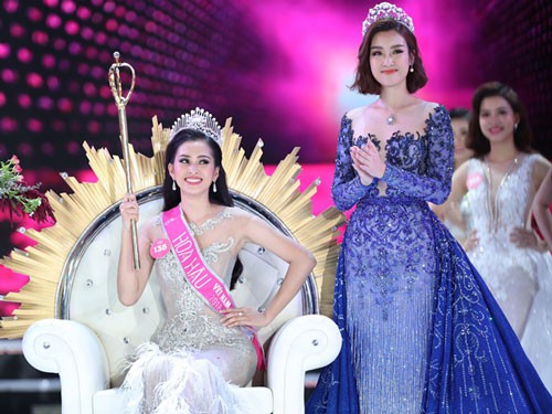 Tân Hoa hậu 2018 Trần Tiểu Vy (trái) trong giây phút đăng quang. Ảnh: Đức Đồng.