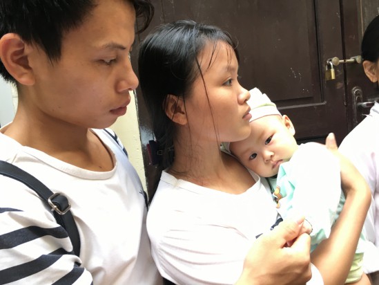 Trước khi đám cháy xảy ra, vợ chồng Lý Văn Huynh (Tuyên Quang) cùng con nhỏ 7 tháng tuổi bị bệnh teo cơ đang thuê trọ nhà ông Hiệp Khùng. Vụ cháy xảy ra khiến gia đình này chưa biết ở đâu trong thời gian tới, trong khi hoàn cảnh kinh tế rất khó khăn.