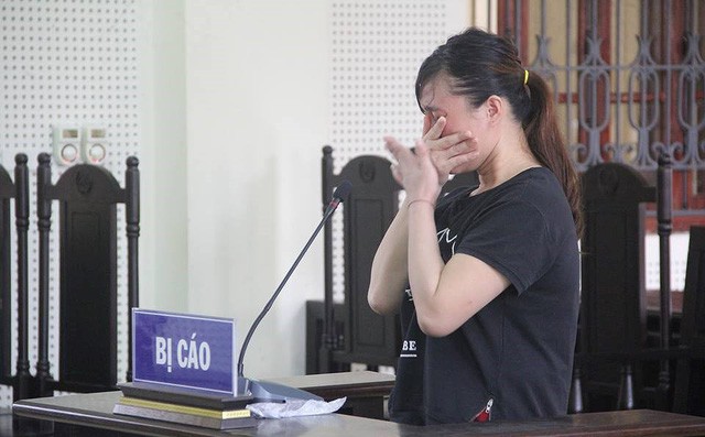 Huyền bật khóc trước tòa và cho rằng do nghèo, do thiếu hiểu biết nên mới bị dụ dỗ buôn ma túy