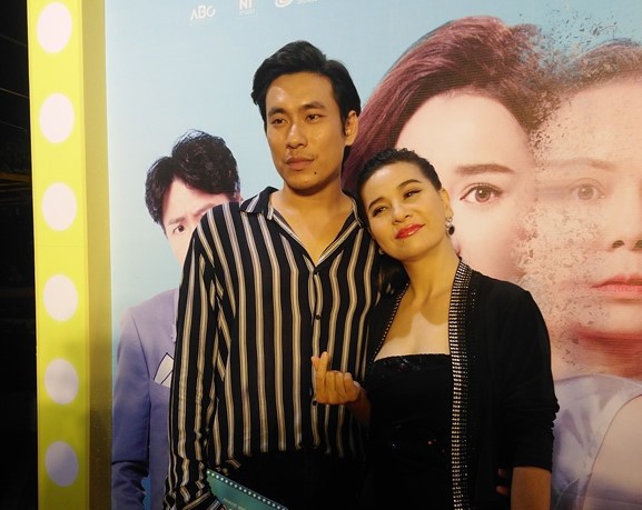 Cát Phượng và Kiều Minh Tuấn tình cảm đi ra mắt phim.