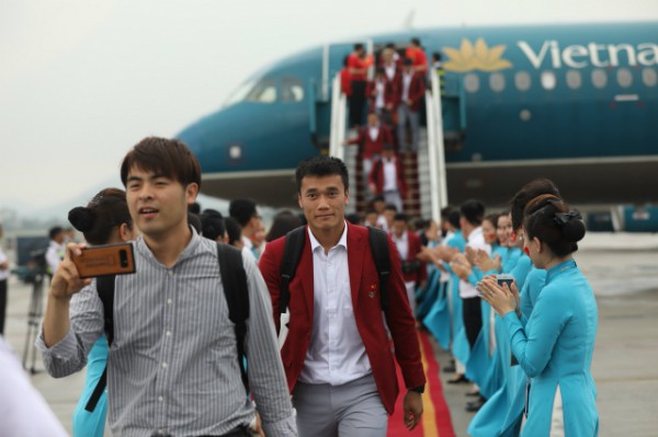 14h chuyên cơ chở Đoàn TTVN hạ cánh xuống sân bay Nội Bài. Khi đáp xuống Nội Bài, máy bay Vietnam Airlines được chào đón bằng màn phun vòi rồng. Đây là nghi thức trang trọng của ngành hàng không. Ảnh: Ngôi sao