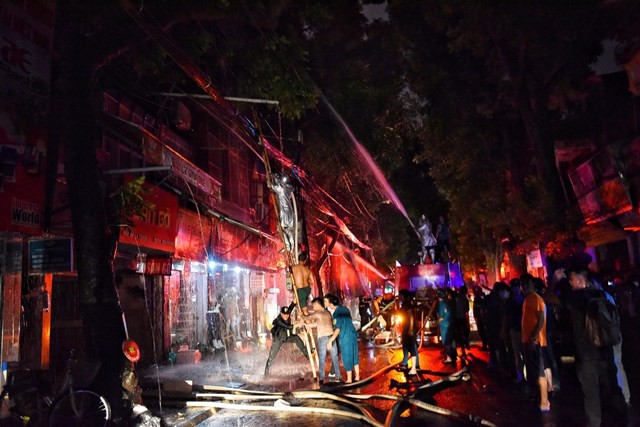 
Lực lượng cảnh sát và lính cứu hỏa mất gần 4 tiếng đồng hồ để khống chế đám cháy. Ảnh: Việt Linh
