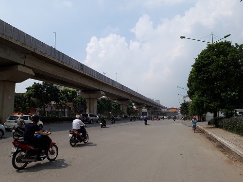 
Trục đường Nguyễn Trãi (Thanh Xuân) - Trần Phú (Hà Đông) đường sắt trên cao cách khá xa nhà dân hai bên.

