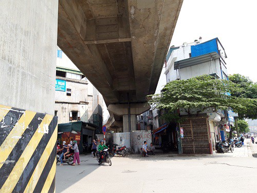
Khúc cua của đường sắt trên cao thông từ đường Nguyễn Trãi sang đường Giáp Nhất.
