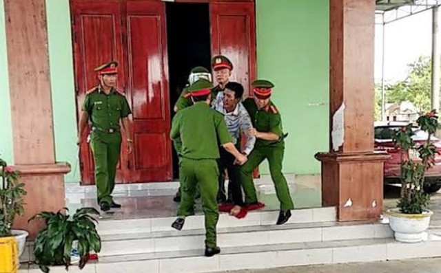 Công an huyện Lệ Thủy khống chế đối tượng Nguyễn Văn Quân tại nhà riêng để giải cứu 3 cháu nhỏ.