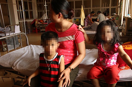 
Các con của Quân được giải cứu trong tình trạng mất nước nhẹ sau khi bị bố nhốt trong phòng, chất quần áo đốt hôm 19/9. Ảnh: Quang Văn.

