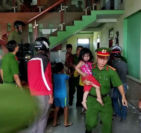 
Công an huyện Lệ Thủy giải cứu các cháu bé ra ngoài an toàn.
