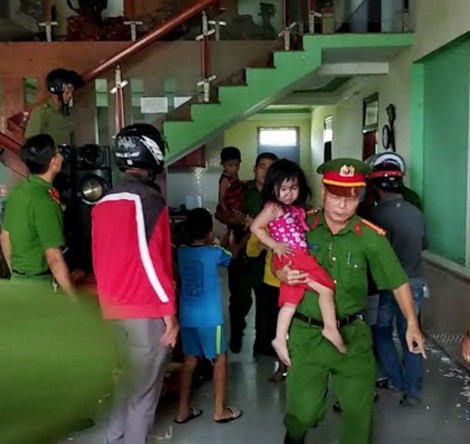 Công an huyện Lệ Thủy giải cứu các cháu bé ra ngoài an toàn.