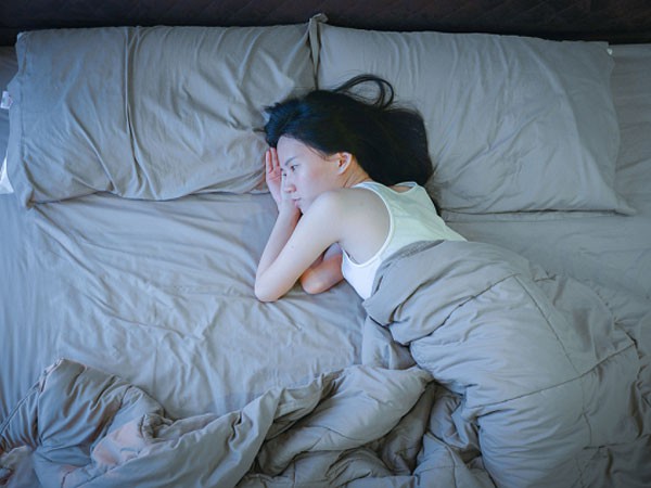 Điều kỳ lạ là đêm nào tỉnh dậy tôi cũng không thấy chồng đâu. (Ảnh minh họa)