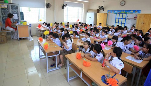 Học sinh lớp 1 trường tiểu học Chu Văn An tập trung tại phòng học sau giờ khai giảng. Ảnh: Gia Chính.