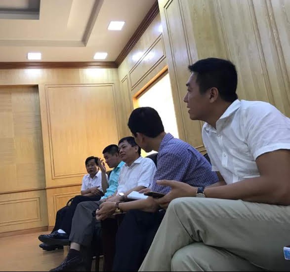 Ông Lê Thanh Hà (ngồi giữa), Phó Trưởng ban quản lý KKT Nghi Sơn trong buổi làm việc với PV Báo GĐ&XH. Ảnh: BM