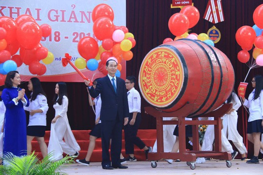 
Chủ tịch nước Trần Đại Quang đánh trống khai giảng năm học mới 2018-2019
