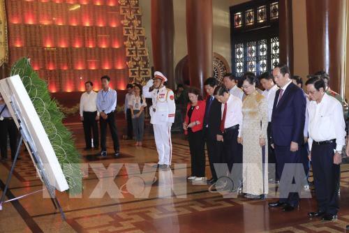 
Chủ tịch nước Trần Đại Quang cùng đoàn công tác đến dâng hương tưởng niệm các Anh hùng liệt sĩ tại Đền thờ Liệt sĩ Bến Dược vào cuối tháng 1/2018. Ảnh: Nhan Sáng-TTXVN
