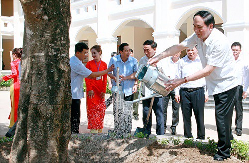 
Chủ tịch nước Trần Đại Quang trồng cây lưu niệm tại trường THPT Kim Sơn B. Ảnh: Nhà trường cung cấp.
