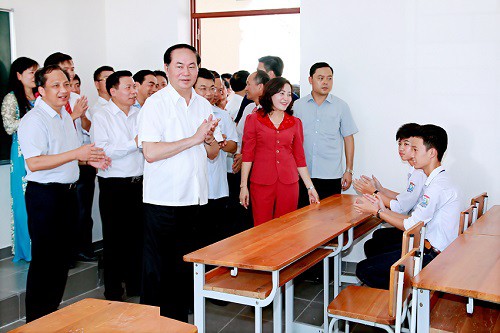 
Chủ tịch nước thăm hỏi, động viên học sinh trường THPT Kim Sơn B. Ảnh: Q.A
