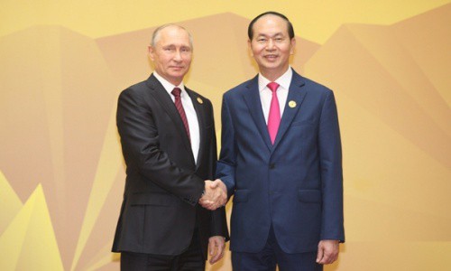 Chủ tịch nước Trần Đại Quang đón Tổng thống Nga Putin dự Hội nghị APEC 2017 tại Đà Nẵng. Ảnh: TTXVN.